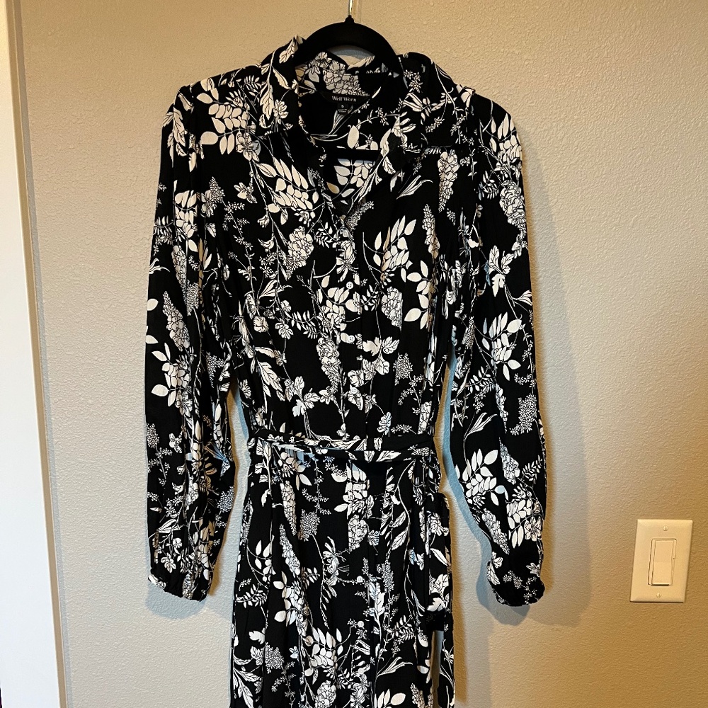 Well Worn Preowned (worn once) Black White Floral Collared Dress Size Small